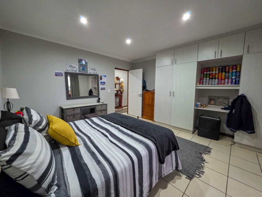 5 Bedroom Property for Sale in Wavecrest Eastern Cape